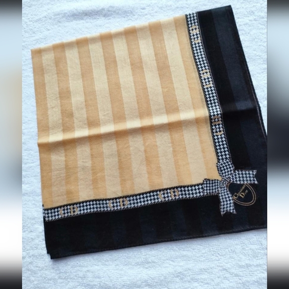 ❣️Christian Dior Hanky❣️ - Picture 5 of 12